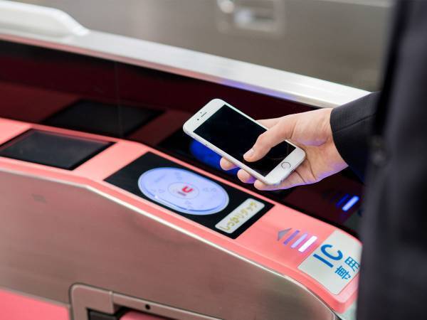 駅の改札で交通系ICが残高不足…　後ろの男性の『ひと言』に「とっさに言えない！」