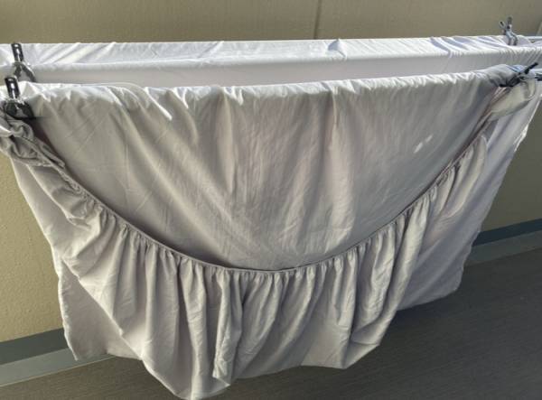 畳みにくいベッドシーツの収納術に「参考になる」「目から鱗」