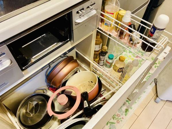 お玉やフライ返しの収納場所は「ココ」で決まり　７００円以内で実現できる収納アイディアが優秀すぎる