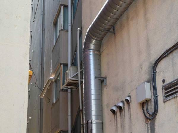 新宿で怒鳴りつけられた男性　ビルの隙間でやっていたことに「声出して笑った」