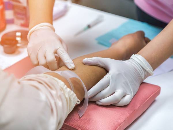 採血に何度も失敗する医学部生　指導医が代わろうとすると、患者が一喝！　しかし…