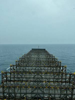 「初めて見た！」「これぞ本当の…」　３年に１回しか見られない！？珍しすぎるコンテナ船