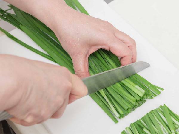 ニラを食べたら食中毒…？　長野県が注意呼びかけ「これは危険」「マジで気をつけて」