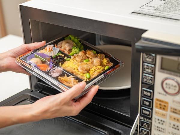 電子レンジの『温めるコツ』に「知らなかった！」　あなたは正しく使ってる？