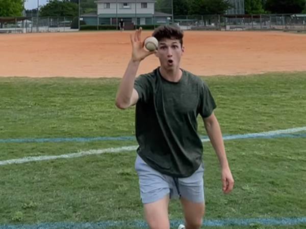 外野から投げたボールが、打ち返されて…？　その後の展開に１６万人が驚き