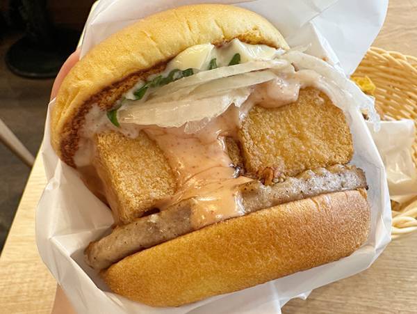 「黒酢あん」「明太マヨ」２種類の新作バーガーの主役は？