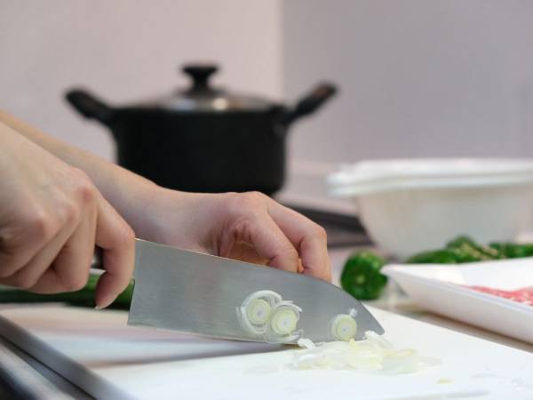 脱立てかけで見違える！　まな板のぬめりを防ぐ方法が画期的