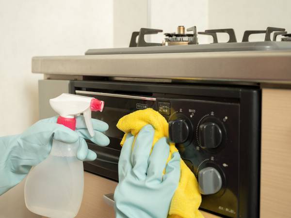 ガスコンロについて『しつこい汚れ』　ライオンが紹介する掃除方法に「覚えておきたい！」