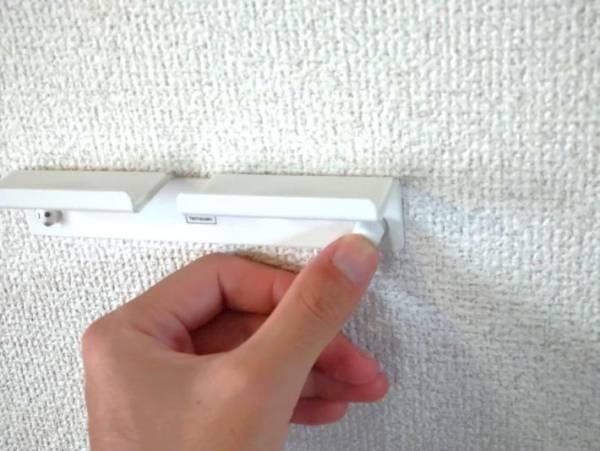 その手があったか！　置く場所の決まらないタブレット端末は「壁掛け」で解決