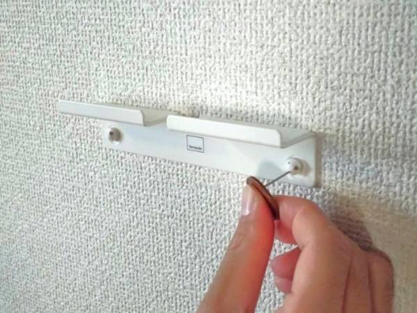 その手があったか！　置く場所の決まらないタブレット端末は「壁掛け」で解決