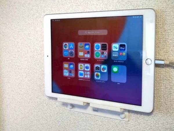 その手があったか！　置く場所の決まらないタブレット端末は「壁掛け」で解決