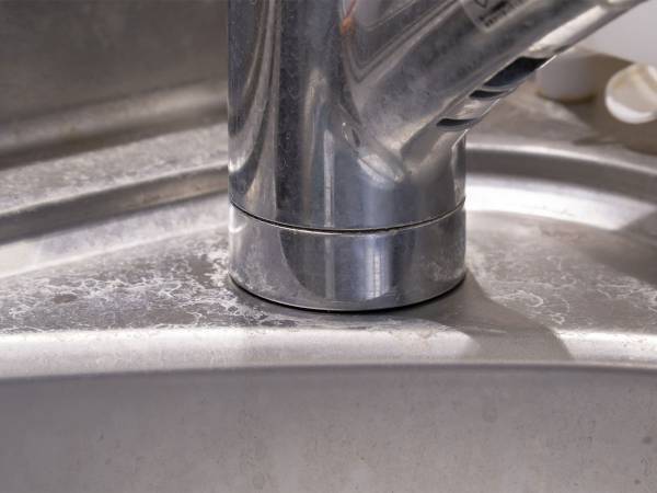 蛇口周りに付着した『カリカリ汚れ』　ライオンが教える掃除方法に「めちゃいい！」