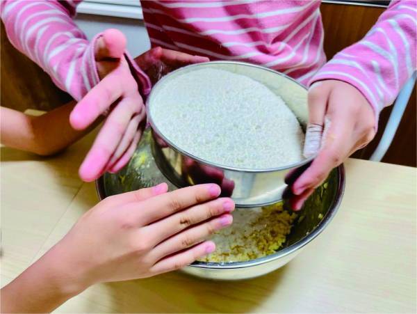 「知らなかった」「すばらしい」　扱いが面倒な『粉ふるい』の代用品がまさかのビニール袋！？