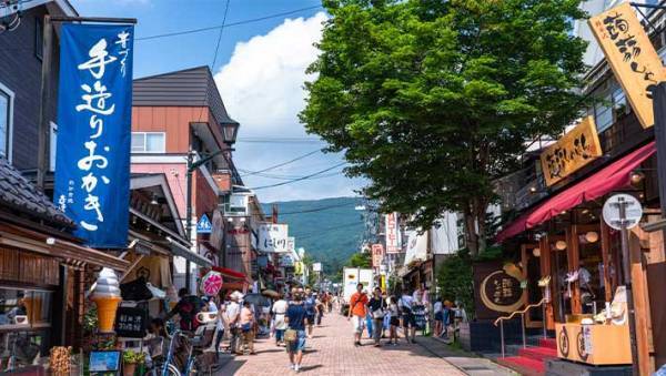 人気の観光地を歩いていて気付いた『いつもと違う看板』　理由に「そんなルールが」「なるほど」