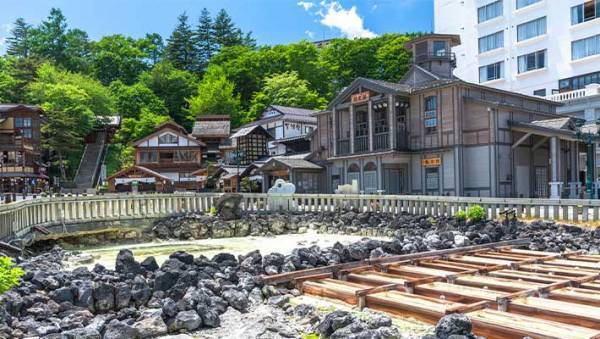 人気の観光地を歩いていて気付いた『いつもと違う看板』　理由に「そんなルールが」「なるほど」