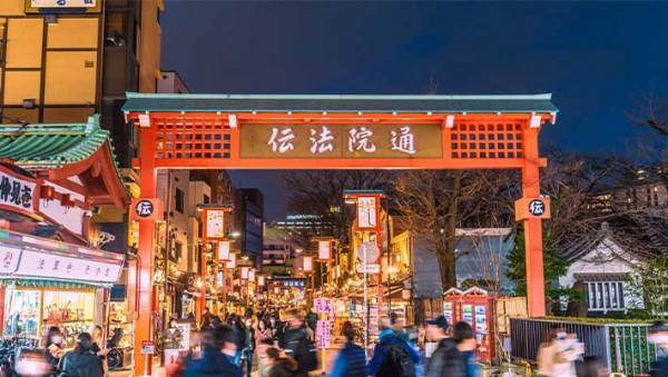 人気の観光地を歩いていて気付いた『いつもと違う看板』　理由に「そんなルールが」「なるほど」