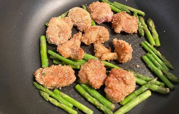 小さじ２の油で作れる『揚げずにからあげ』が便利でおいしすぎ！　アレンジにも挑戦