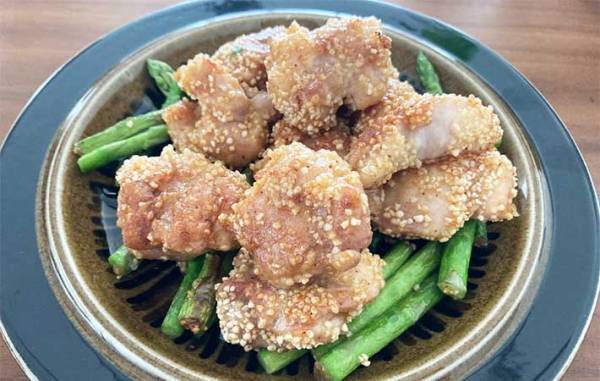 小さじ２の油で作れる『揚げずにからあげ』が便利でおいしすぎ！　アレンジにも挑戦