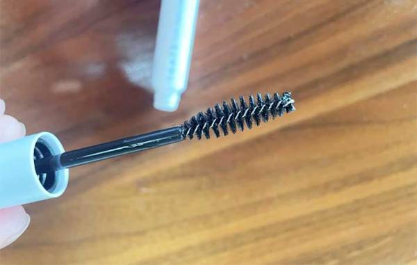 忙しい朝に、ボサボサ髪をサッと整える『１００均アイテム』　「これは人気出る」「仕上がりバッチリ」