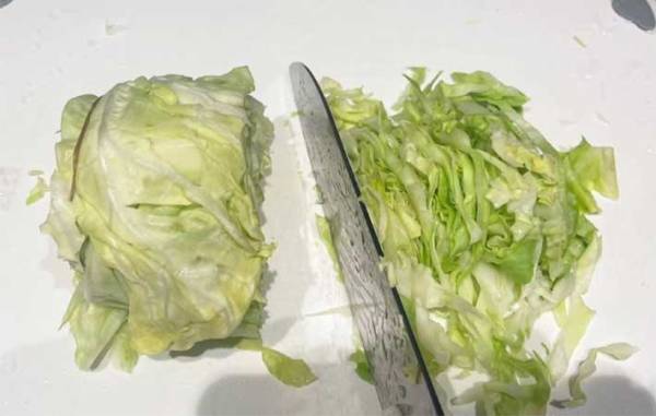 面倒なキャベツの細切り　葉を『アレ』でまとめるだけで？　「めっちゃ楽」「時短になった」