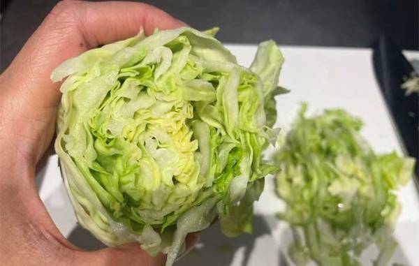 面倒なキャベツの細切り　葉を『アレ』でまとめるだけで？　「めっちゃ楽」「時短になった」