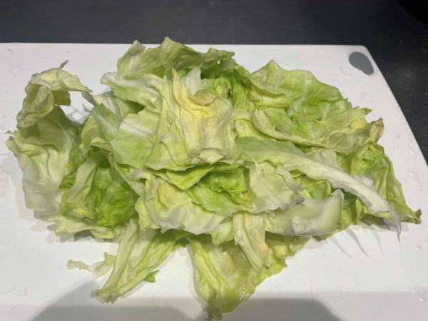 面倒なキャベツの細切り　葉を『アレ』でまとめるだけで？　「めっちゃ楽」「時短になった」