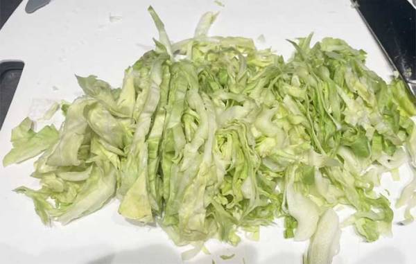 面倒なキャベツの細切り　葉を『アレ』でまとめるだけで？　「めっちゃ楽」「時短になった」