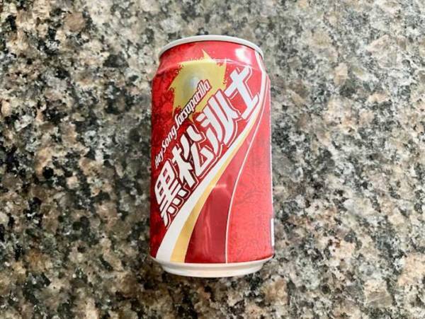 カルディで買える台湾コーラ『黒松沙士』　コカ・コーラと飲み比べてみると？　「驚いた…」