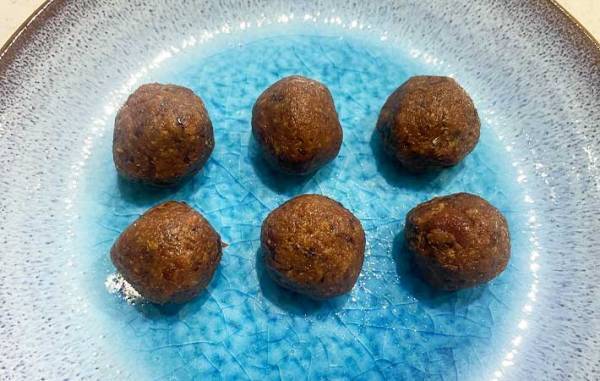 お皿の上の『茶色い玉』　お湯をかけると、たった数十秒で？　「これは便利」「洗い物が減った」