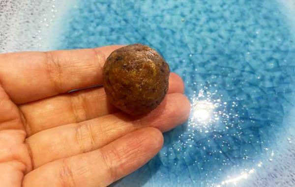 お皿の上の『茶色い玉』　お湯をかけると、たった数十秒で？　「これは便利」「洗い物が減った」