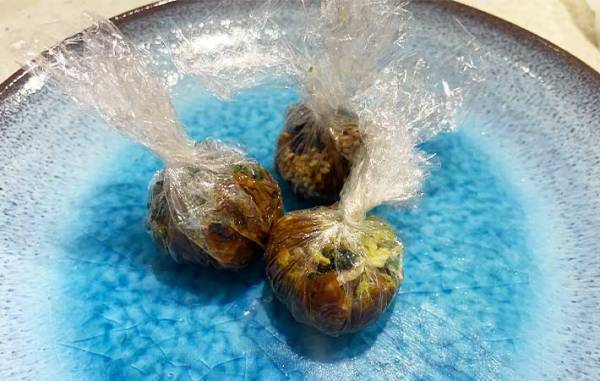 お皿の上の『茶色い玉』　お湯をかけると、たった数十秒で？　「これは便利」「洗い物が減った」