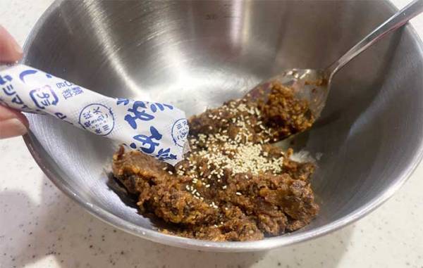 お皿の上の『茶色い玉』　お湯をかけると、たった数十秒で？　「これは便利」「洗い物が減った」