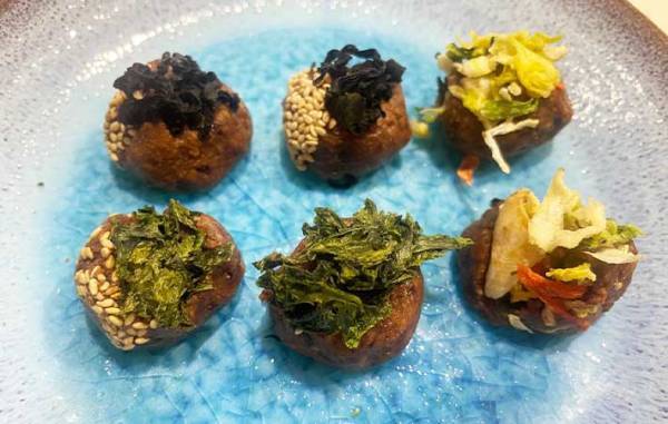 お皿の上の『茶色い玉』　お湯をかけると、たった数十秒で？　「これは便利」「洗い物が減った」