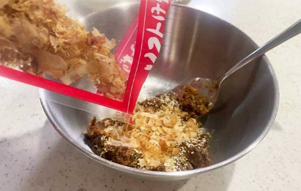 お皿の上の『茶色い玉』　お湯をかけると、たった数十秒で？　「これは便利」「洗い物が減った」