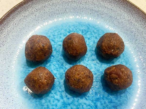 お皿の上の『茶色い玉』　お湯をかけると、たった数十秒で？　「これは便利」「洗い物が減った」