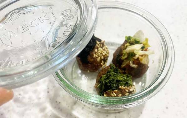 お皿の上の『茶色い玉』　お湯をかけると、たった数十秒で？　「これは便利」「洗い物が減った」