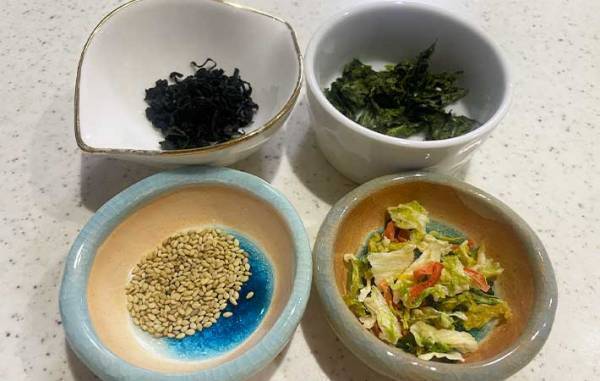 お皿の上の『茶色い玉』　お湯をかけると、たった数十秒で？　「これは便利」「洗い物が減った」