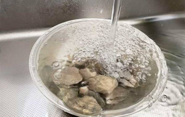 「塩水より早い」「すぐ食べられる」　アサリの砂抜きが『数分で終わるコツ』とは？