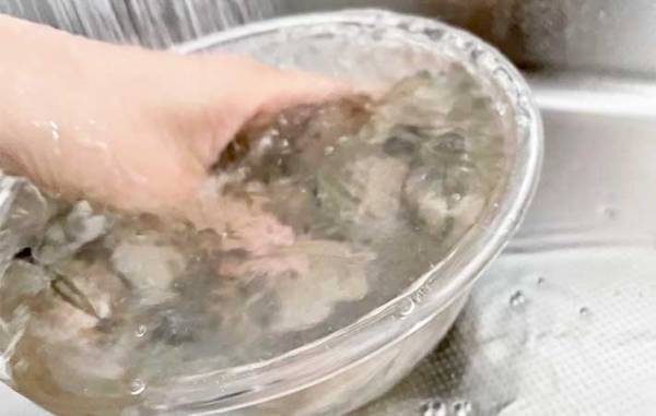 「塩水より早い」「すぐ食べられる」　アサリの砂抜きが『数分で終わるコツ』とは？