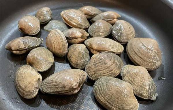 「塩水より早い」「すぐ食べられる」　アサリの砂抜きが『数分で終わるコツ』とは？