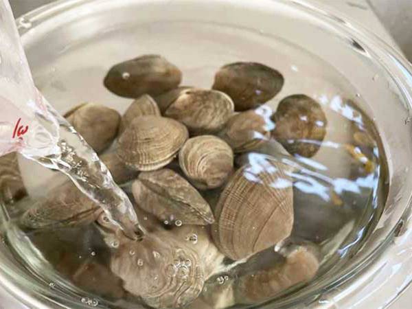 「塩水より早い」「すぐ食べられる」　アサリの砂抜きが『数分で終わるコツ』とは？