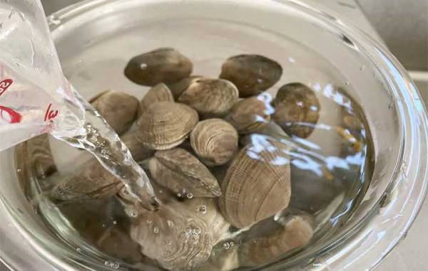 「塩水より早い」「すぐ食べられる」　アサリの砂抜きが『数分で終わるコツ』とは？
