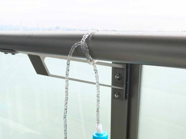 ハンガー＆物干し竿にひと工夫！　洗濯物が『吹き飛ばない裏ワザ』