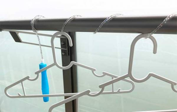 ハンガー＆物干し竿にひと工夫！　洗濯物が『吹き飛ばない裏ワザ』