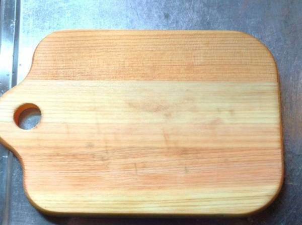 「それだけで？」「ほんとに消えた」　まな板の魚臭さを消すには「アノ調味料」が使える！