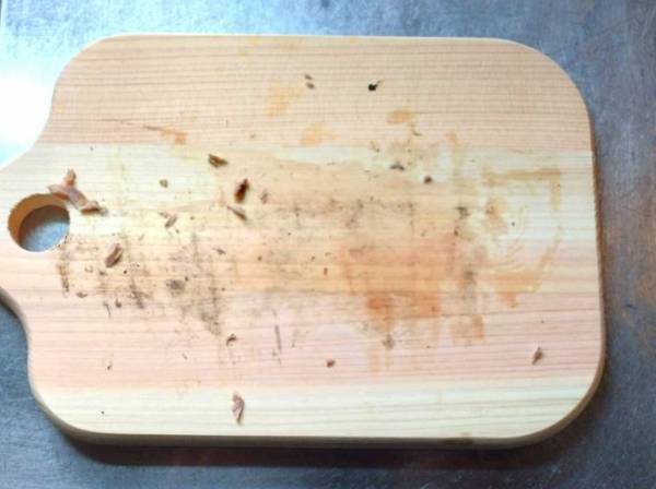 「それだけで？」「ほんとに消えた」　まな板の魚臭さを消すには「アノ調味料」が使える！