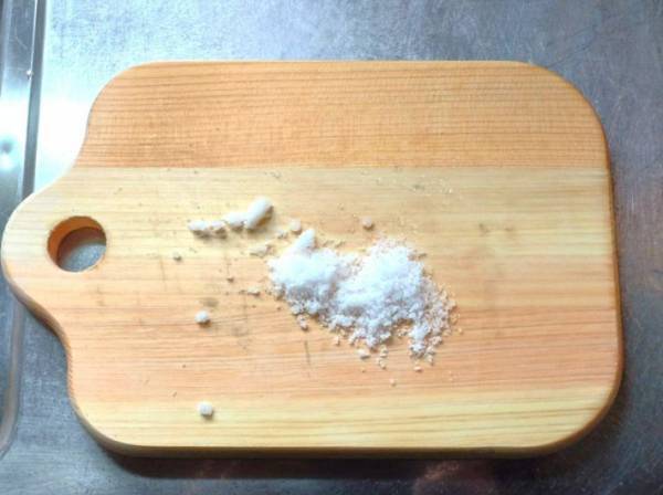 「それだけで？」「ほんとに消えた」　まな板の魚臭さを消すには「アノ調味料」が使える！