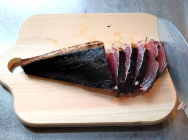 「それだけで？」「ほんとに消えた」　まな板の魚臭さを消すには「アノ調味料」が使える！