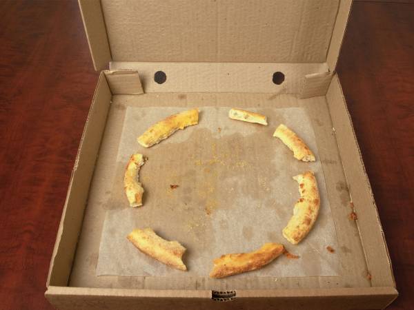 捨てる時にかさばりやすいピザの箱やテイクアウト用の容器　アイリスが『裏技』を紹介