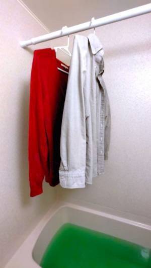 お風呂場がスチームアイロン代わりに！？　服のタバコ臭を一気に消す方法がかなり使える